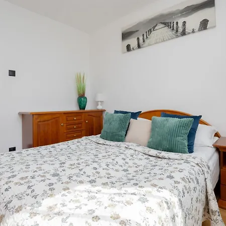 Lejlighed Spacious Close To Warsaw For 5 People By Renters Konstancin-Jeziorna